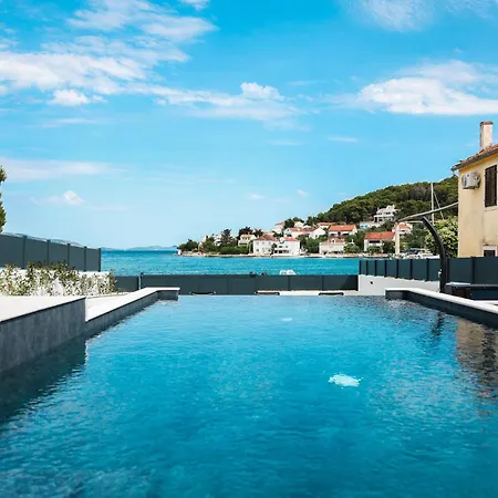 Gorgeous In * Veli Iž